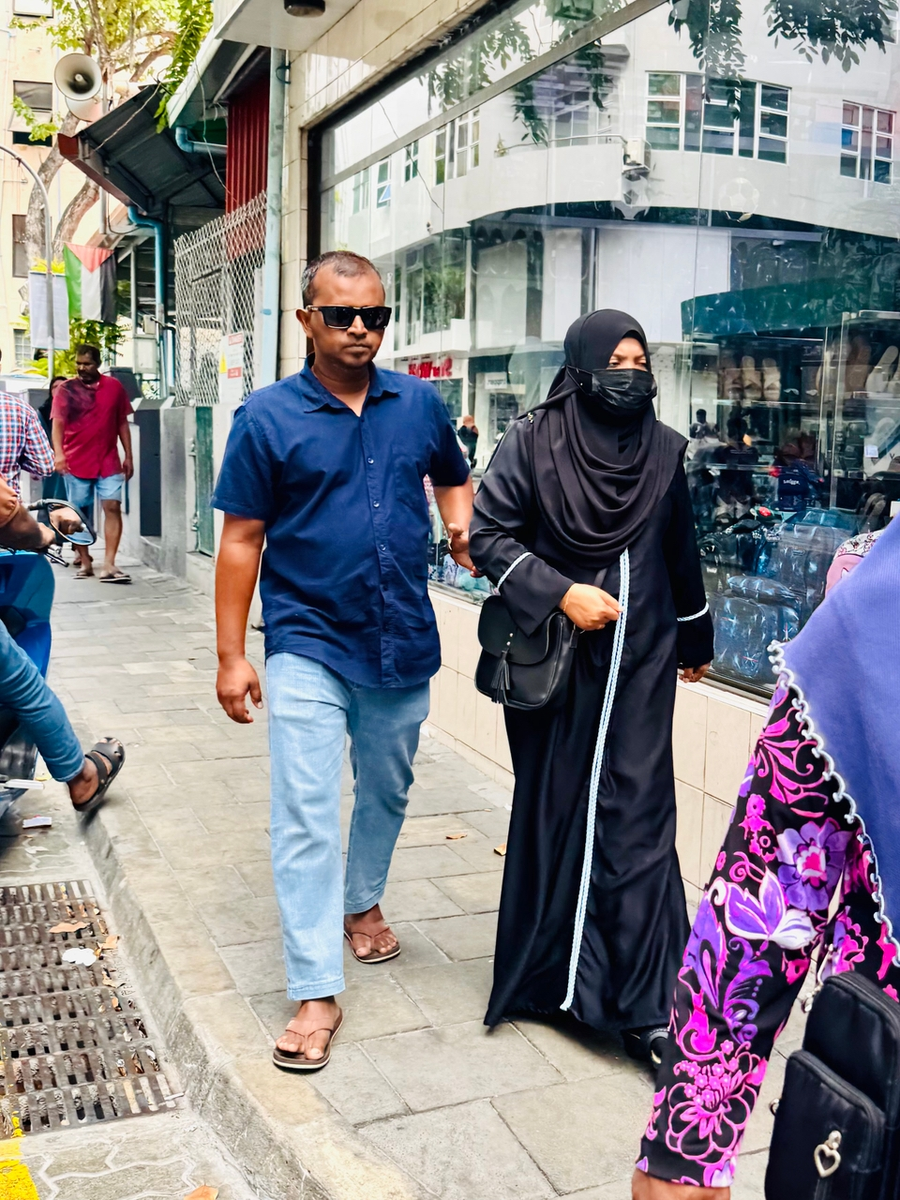 Чтобы одежда не была полностью черной, на ней может присутствовать небольшой декор - светлый кант или небольшой узор