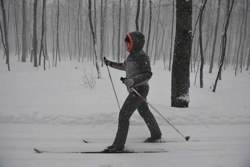    Обильные снегопады в Сыктывкаре усложняют тренировки лыжников. Михаил ФРОЛОВ