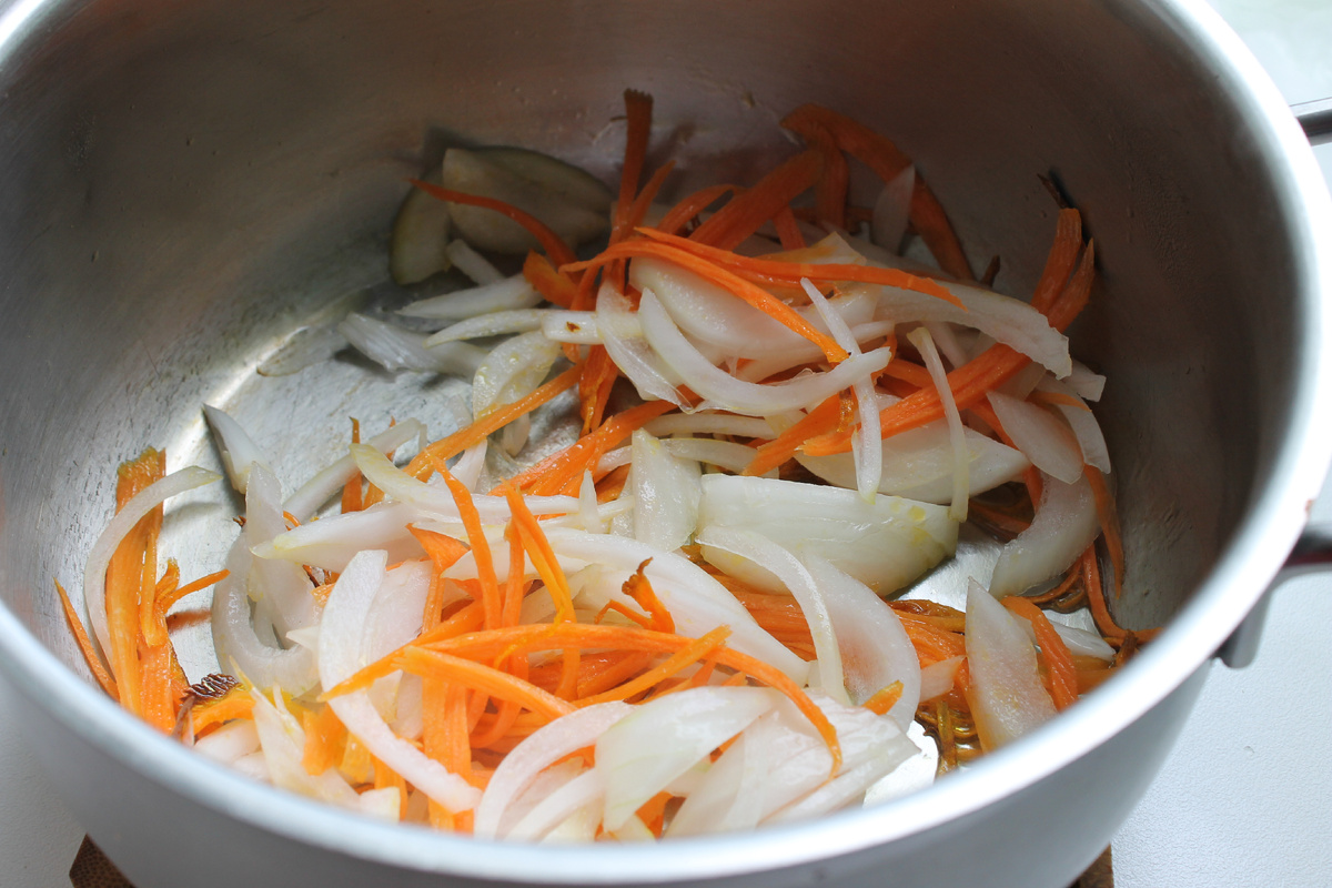 Выкладываем лук и морковь в разогретое масло. Обжариваем до мягкости моркови — примерно 3-4 минуты. 