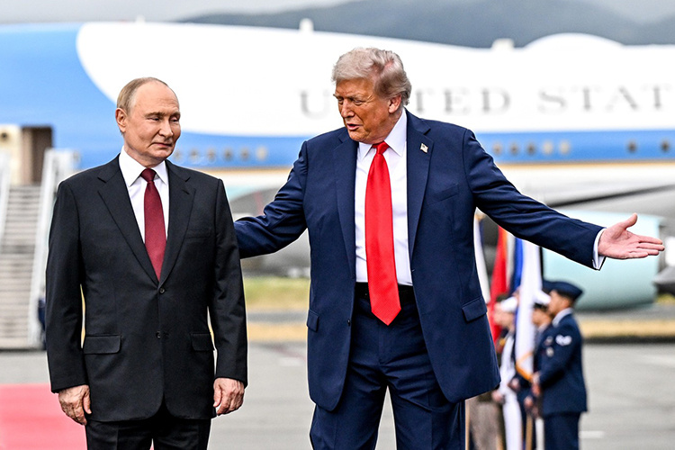    Приглашение, полученное Путиным по дипломатическим каналам, обсуждается, уточнили в Кремле. Не исключено, что речь идет о потенциальном участии России в будущем совете мира, который сейчас создает президент США Дональд Трамп.   
Фото: kremlin.ru