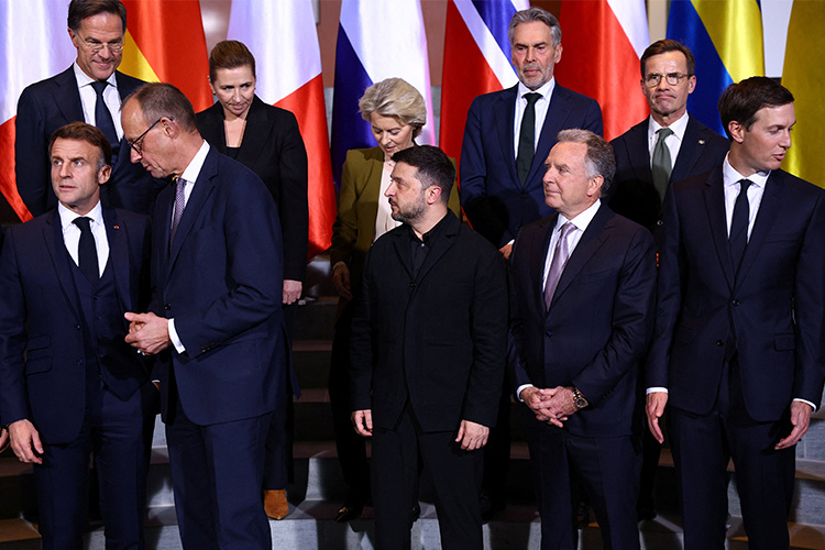    По данным западных СМИ, приглашение вступить в совет уже получили более 50 стран, включая Узбекистан, Францию, Германию, Италию, Австралию, Турцию, Египет. Среди приглашенных также оказался украинский президент Владимир Зеленский (в центре).   
Фото: globallookpress.com