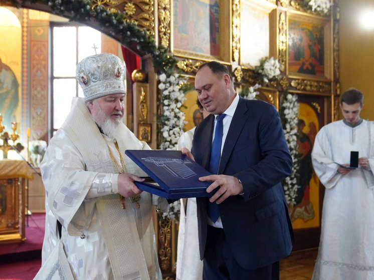     Владыка вручил генеральному директору Общества «Газпром трансгаз Ставрополь» Алексею Завгородневу епархиальную медаль «Ставропольский крест» I степени. Фото Андрея Тыльчака.