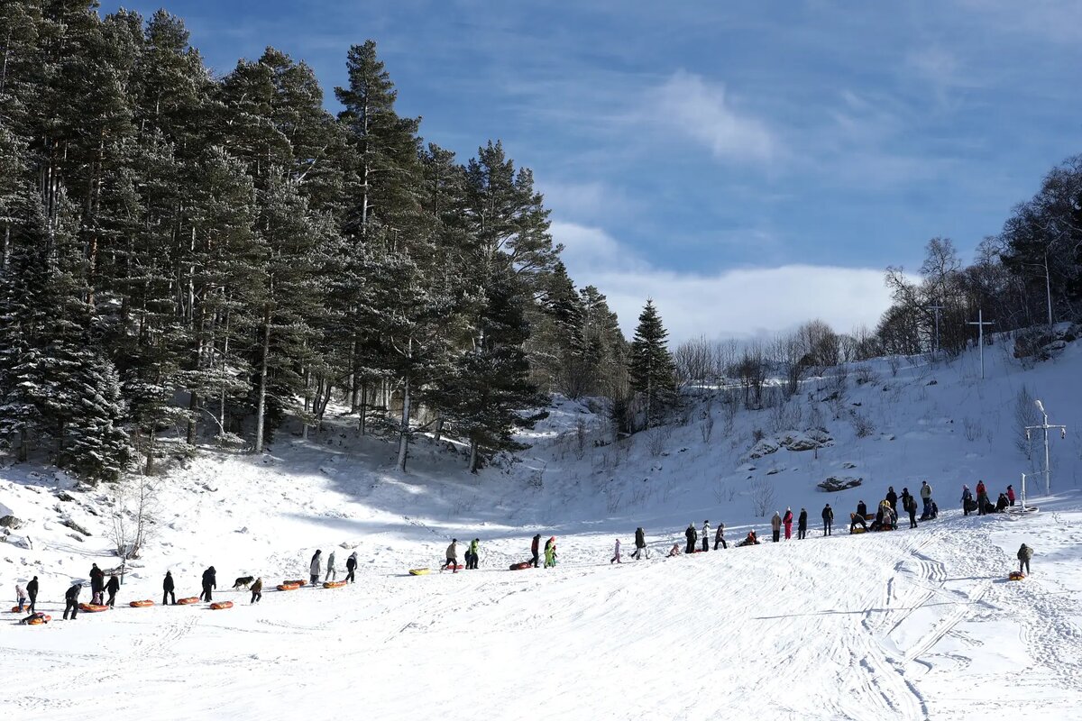     Отдыхающие катаются на тюбинге на плато Лаго-Наки в Адыгее. © РИА Новости. Виталий Тимкив