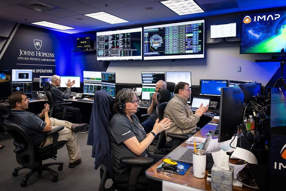 10 января в Центре управления полетами Лаборатории прикладной физики им. Джона Хопкинса в Лореле, штат Мэриленд, диспетчеры полета и члены команды космического аппарата праздновали завершение аппаратом IMAP последних маневров по выводу на орбиту вокруг первой точки Лагранжа (L1) системы Солнце-Земля.
НАСА/Лаборатория Джона Хопкинса/Принстон/Эд Уитмен
