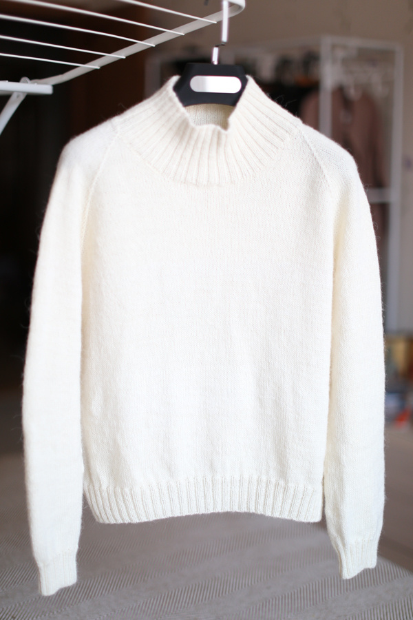 Белый свитер: пряжа Drops Flora 65% овечья шерсть, 35% альпака; 210м/50г, цвет 01. 