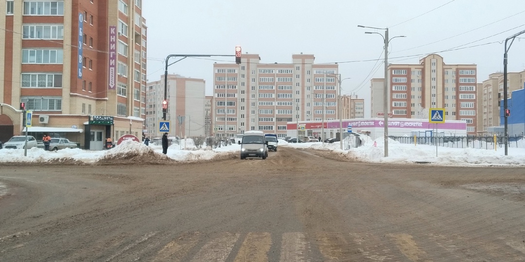 «На улице Королева, после устранения аварии, дорогу посыпали толстым слоем песка! Будьте внимательны при проезде данного перекрестка