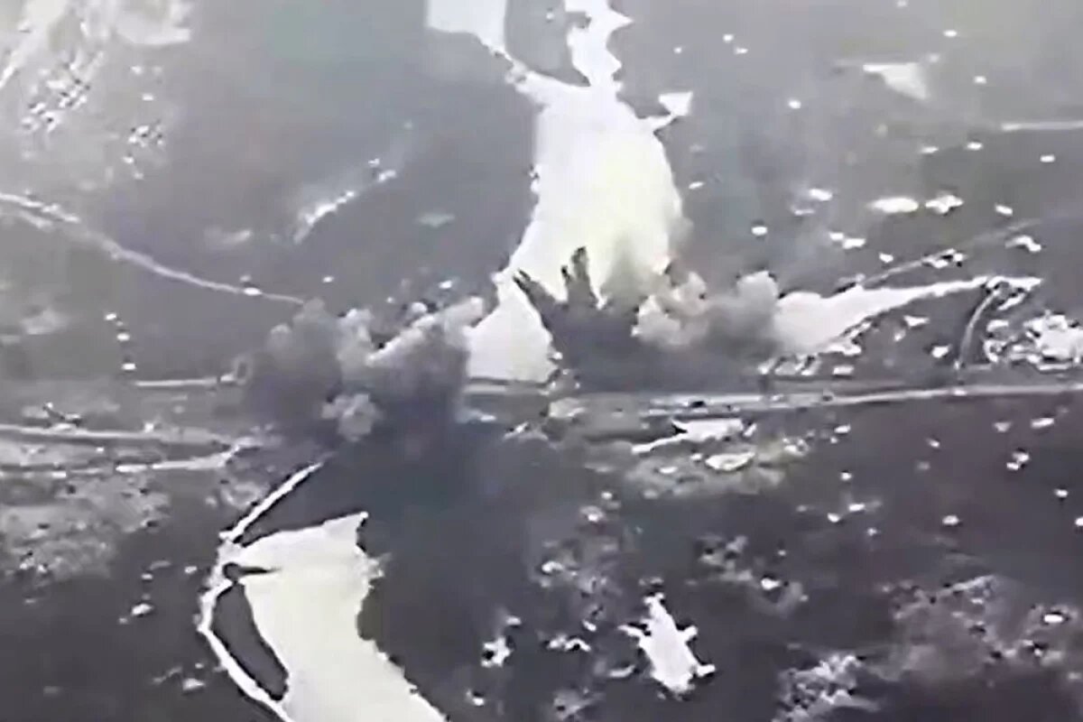    Взрыв ФАБ-500 образует воронку глубиной 6 метров.