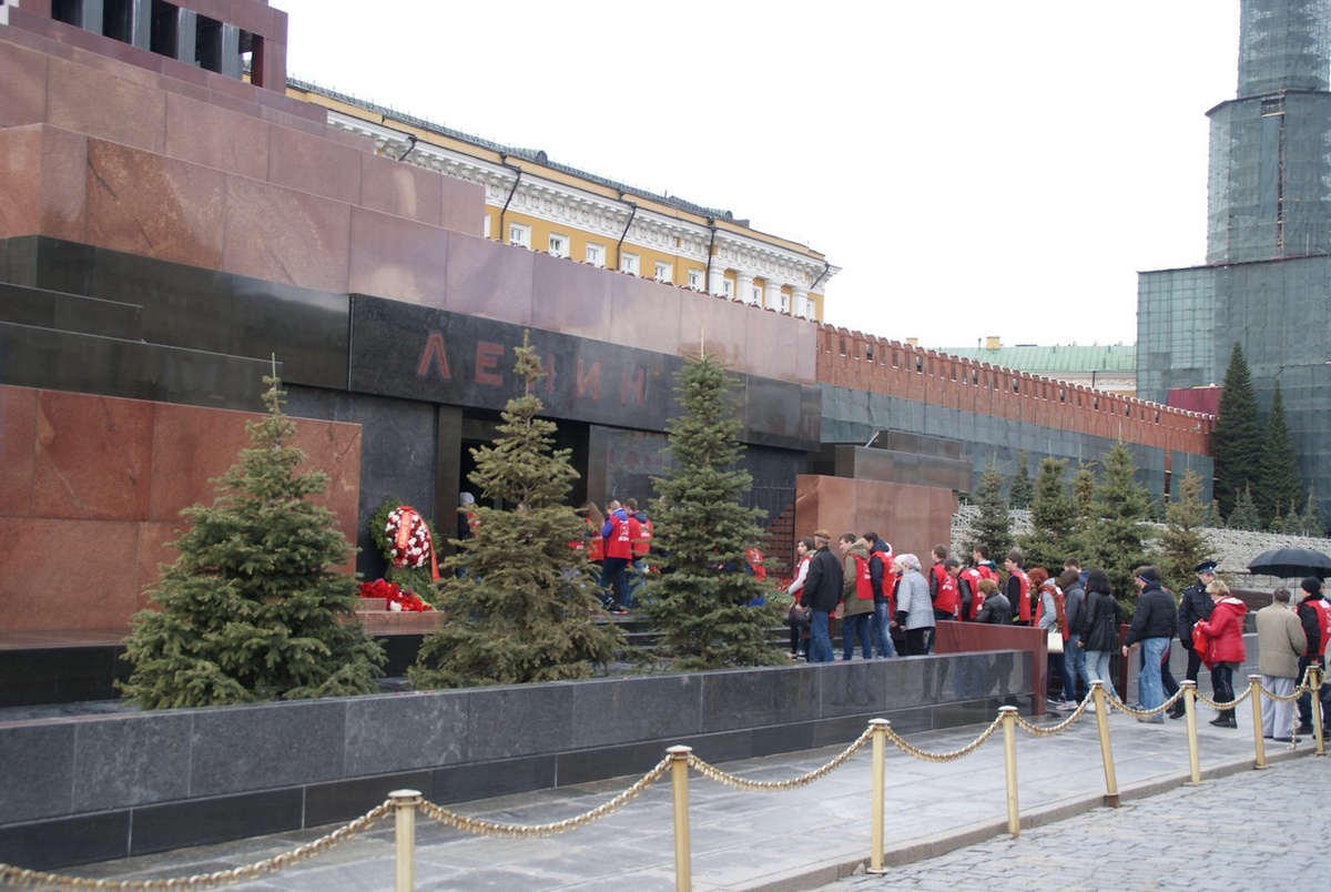 Не уменьшается поток людей к Ленину в Мавзолей. Фото автора.