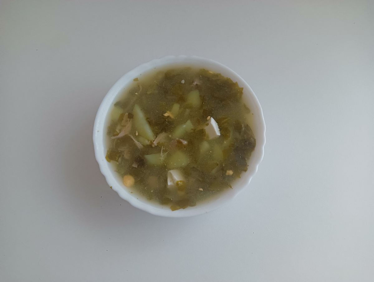 Щавель — чемпион по витамину С, он отлично тонизирует и улучшает пищеварение. А в сочетании с яйцом и картошкой это блюдо становится сытным, питательным и по-настоящему домашним.