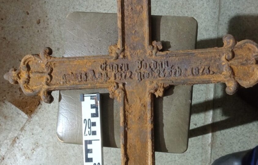 Археологи обнаружили в Смоленске чугунный крест с надписью готическим шрифтом