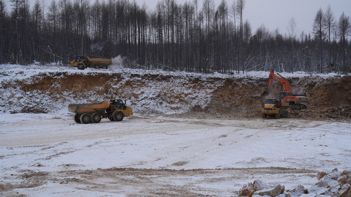 Добыча руды в карьере на одно из месторождений ПАО "Селигдар"