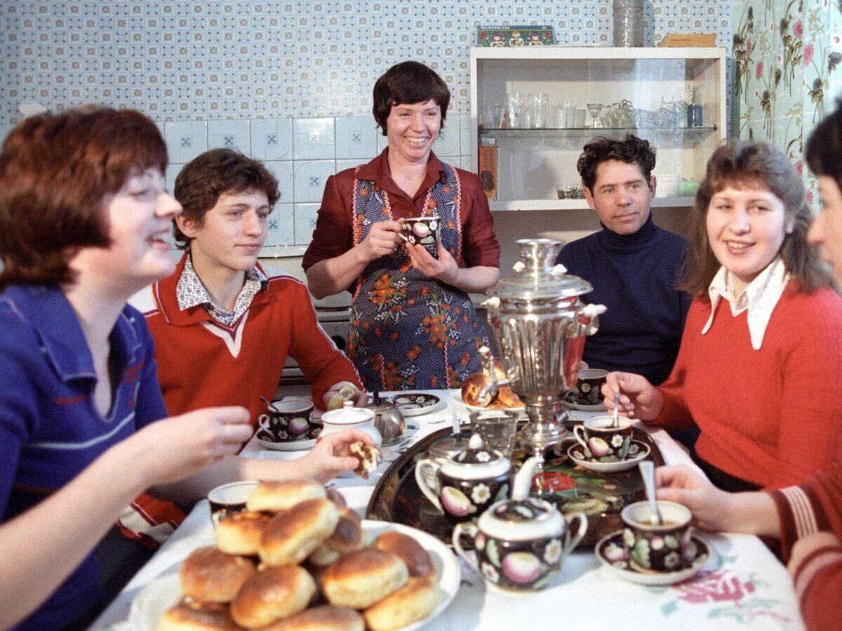    Чаепитие в квартире московских новоселов в районе Тропарево на юго-западе Москвы | © РИА Новости / Владимир Первенцев