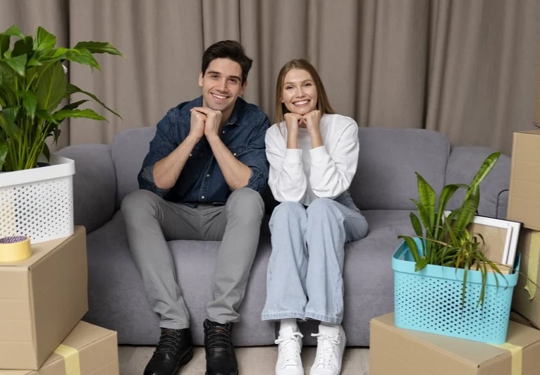 Пара на диване