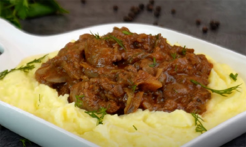 Куриная печень без горечи в ароматной подливе