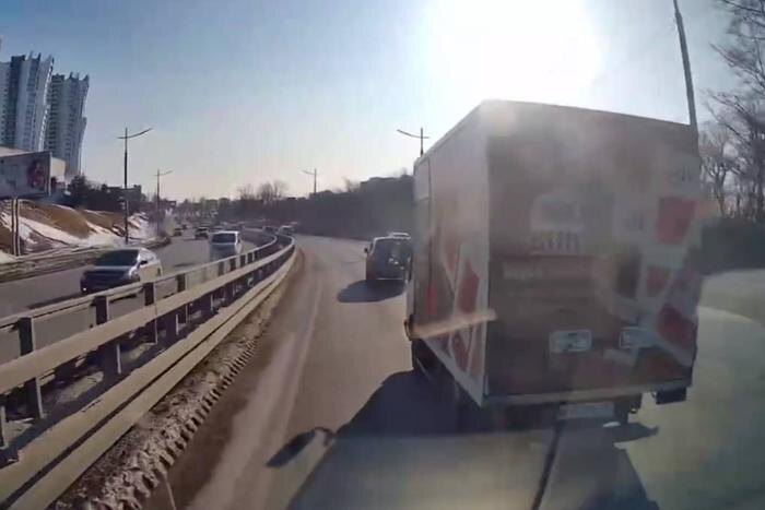 Во Владивостоке водитель грузовика отказался пропустить скорую. Обложка © Telegram / Приморье- новость дня