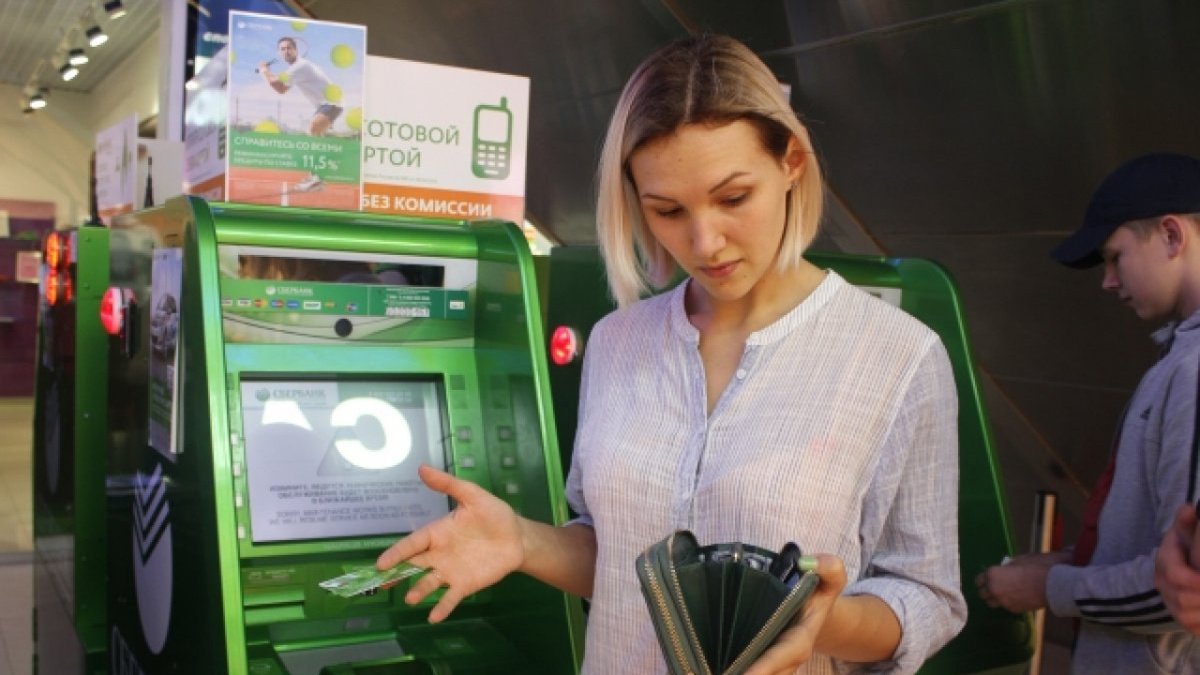 Миллионам россиян банки начали масово блокировать карты и счета