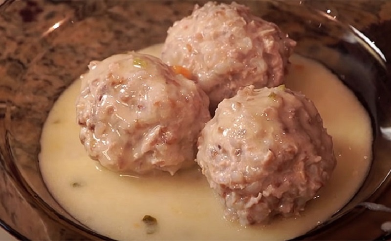 Гречаники с фаршем в сметанном соусе: как простой рецепт превращается в семейное любимое блюдо