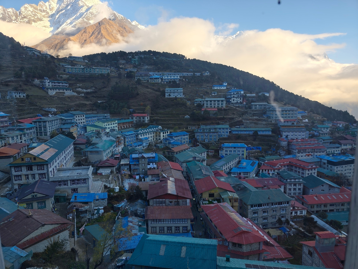 Утренний  вид на посёлок Намче-Базар из окна отеля