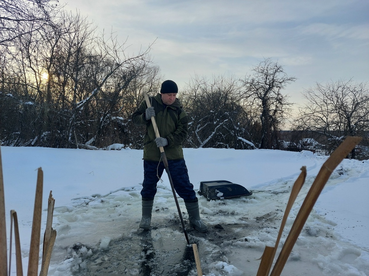Делаю прорубь. Фото автора