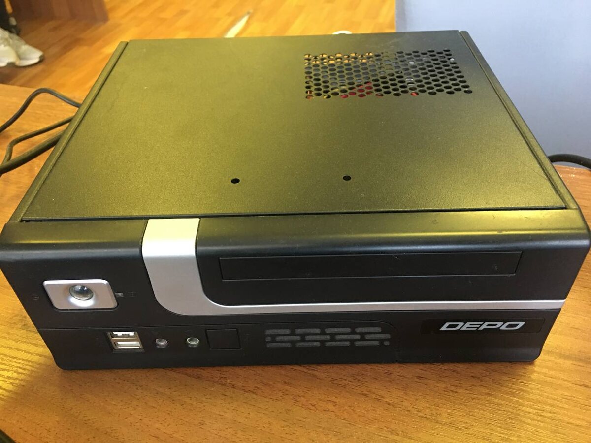 Старенький DEPO корпус для формата плат mini-ITX, вид спереди