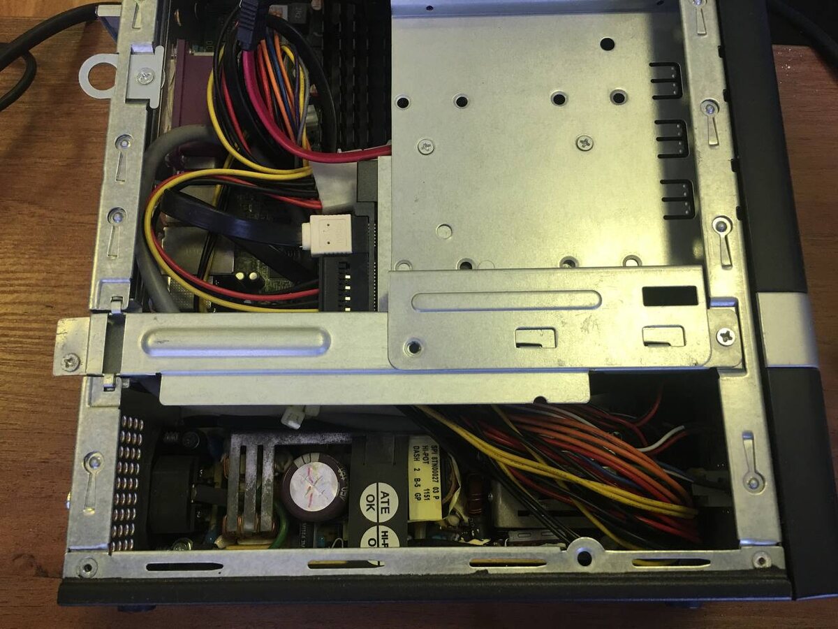 снизу спрятался блок питания, без вентилятора