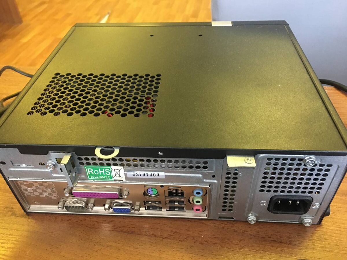 Установленая "мамка" подойдёт для несложных задач, вид сзади