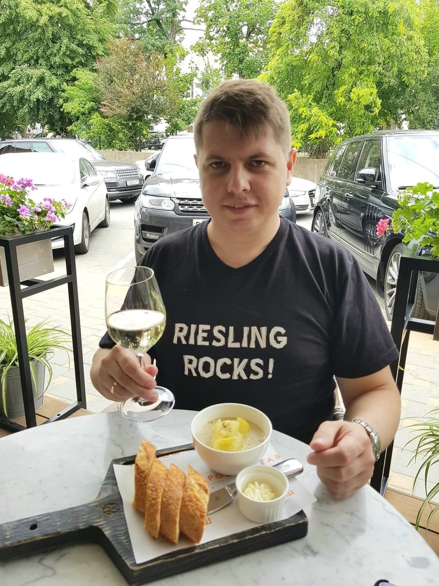    В убийстве собственной жены обвинили 42-летнего Владимира Глухова, известного российского сомелье Личная страница героя публикации в соцсети