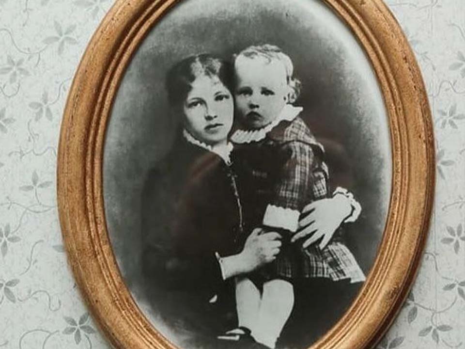    Справа Александр Блок в детстве. Фото: Музей-заповедник Д.И. Менделеева и А.А. Блока