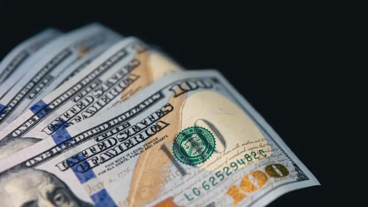    Наличные доллары США. © ru.freepik.com