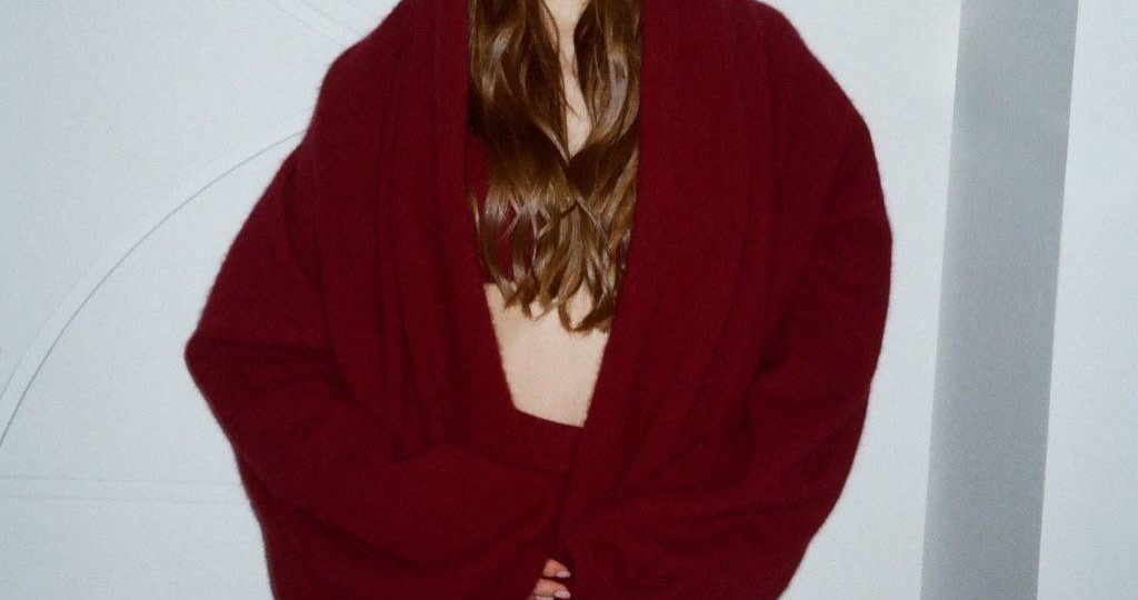 16-летняя Пересильд снялась в кружевных колготках и мини-юбке