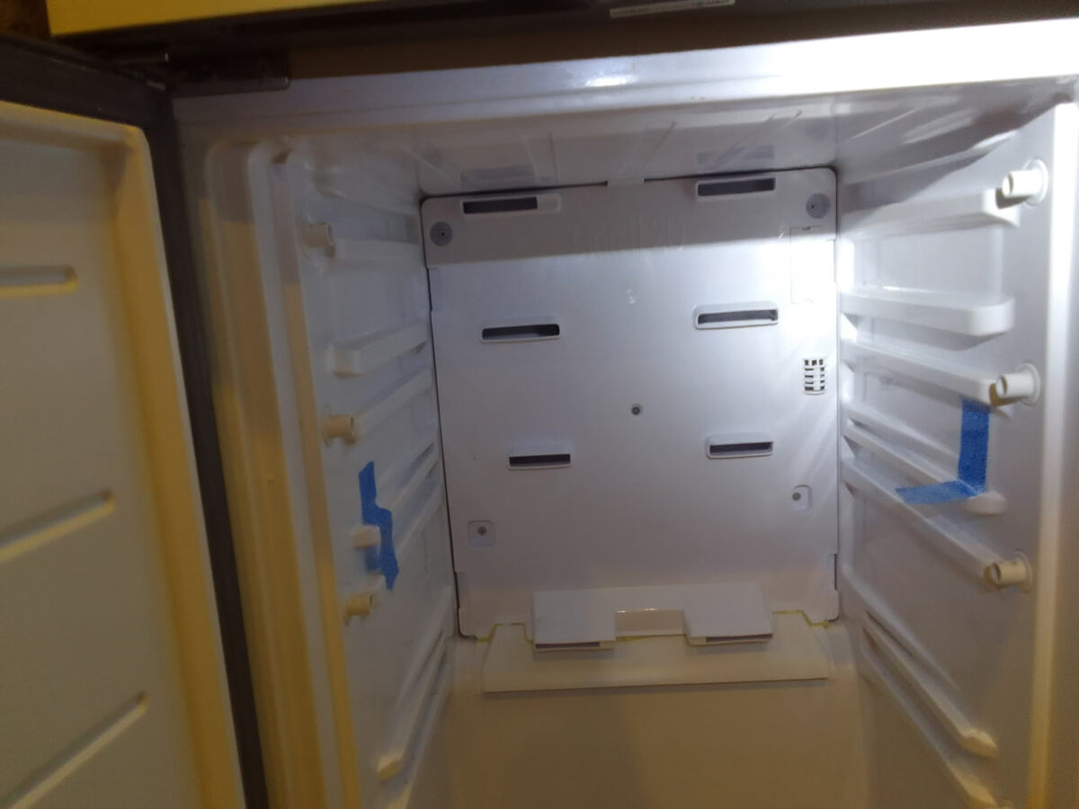 Разбираем систему ноу ффрост, что бы исключить утечку фреона. Подключаем компрессор напрямую к нашему реле и к розетке, и смотрим что бы испартель мороозильной камеры, полностью покрылся инеем. 