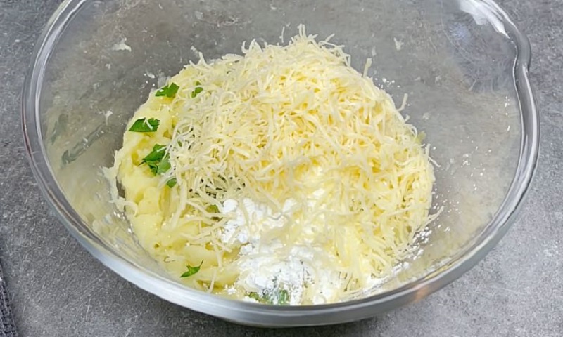 Картофельные пирожки без грамма теста: неожиданный рецепт с хрустящей корочкой и сырной начинкой»