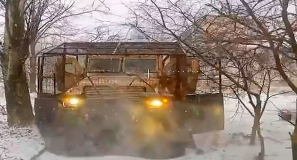 От "защищенного" броневика из США после взрыва осталась лишь рама с колесами