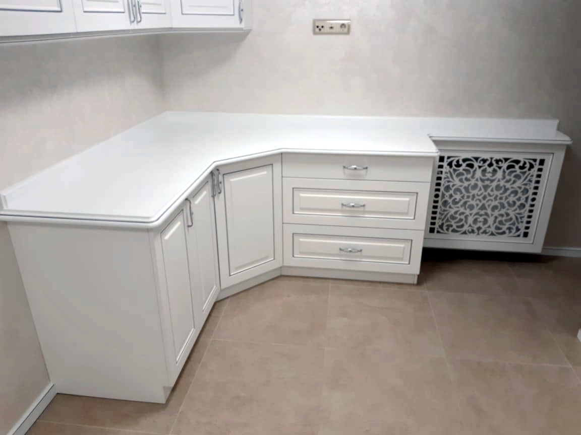 'экран для батареи встроен в стол, работа Arte Vivo