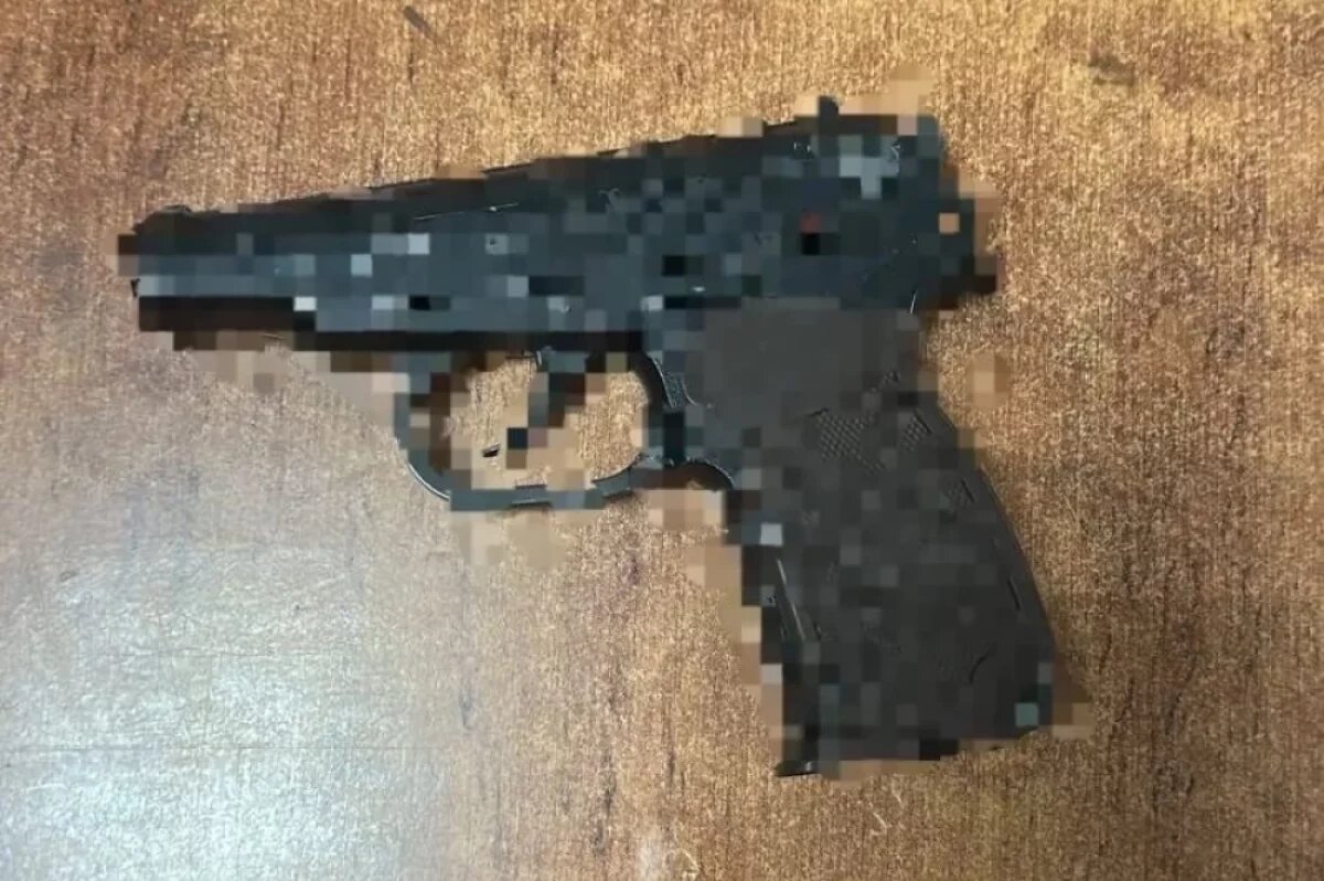    Задержан мужчина, который расхаживал по ТЦ в Новороссийске с пистолетом