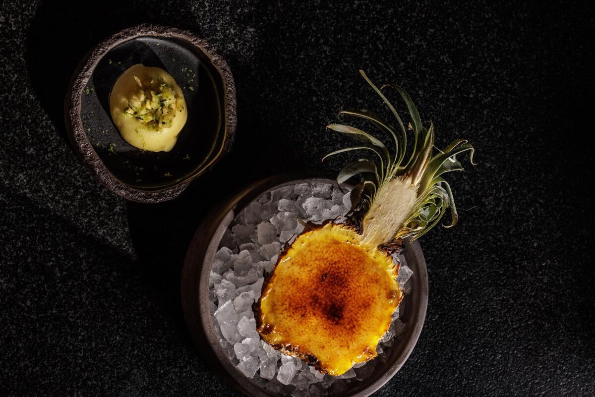 Запеченный мини-ананас с крем-брюле в Maya