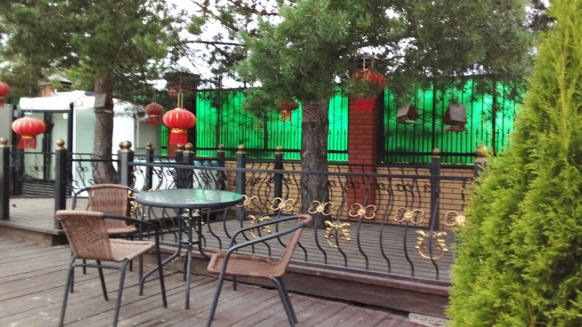 Территория гостиничного комплекса "Линь". Вологодская область. Фото автора