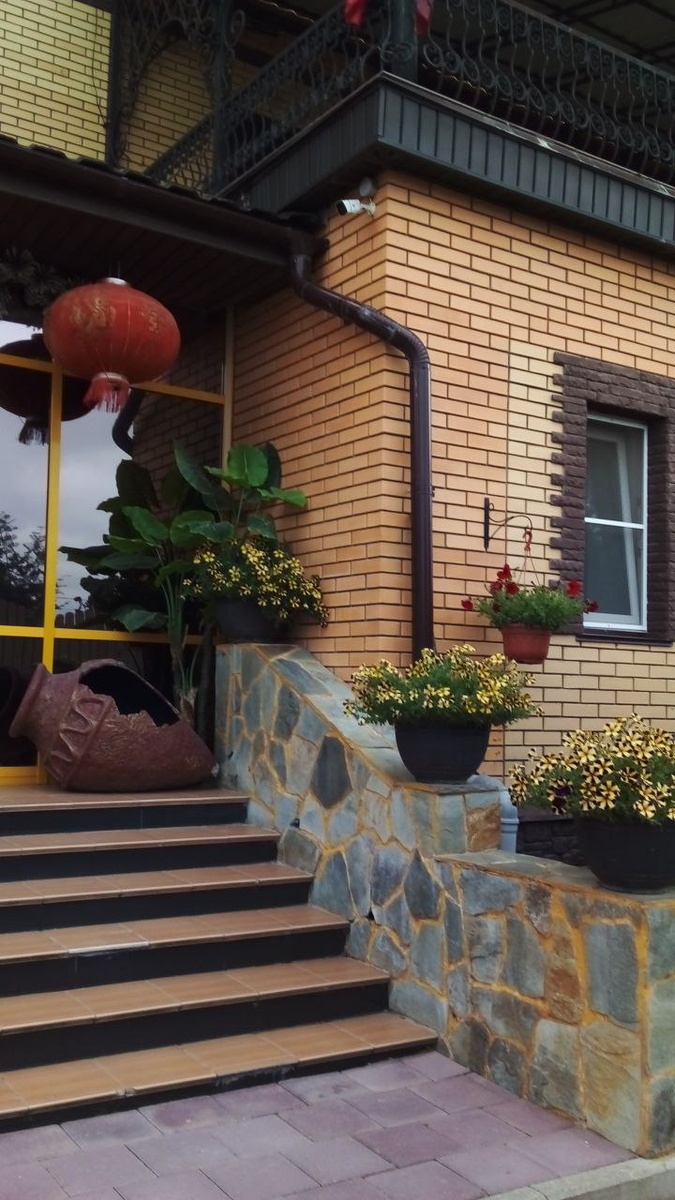 Территория гостиничного комплекса "Линь". Вологодская область. Фото автора.