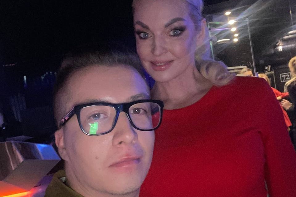    Анастасия Волочкова отмечает 50-летие. Одним из первых балерину поздравил продюсер и бывший директор покойного певца Пьера Нарцисса Сергей Дворцов. Фото: соцсети и архив Сергея Дворцова