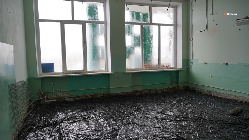    Специалисты создают черновую основу пола Фото: Пресс-служба ЕР