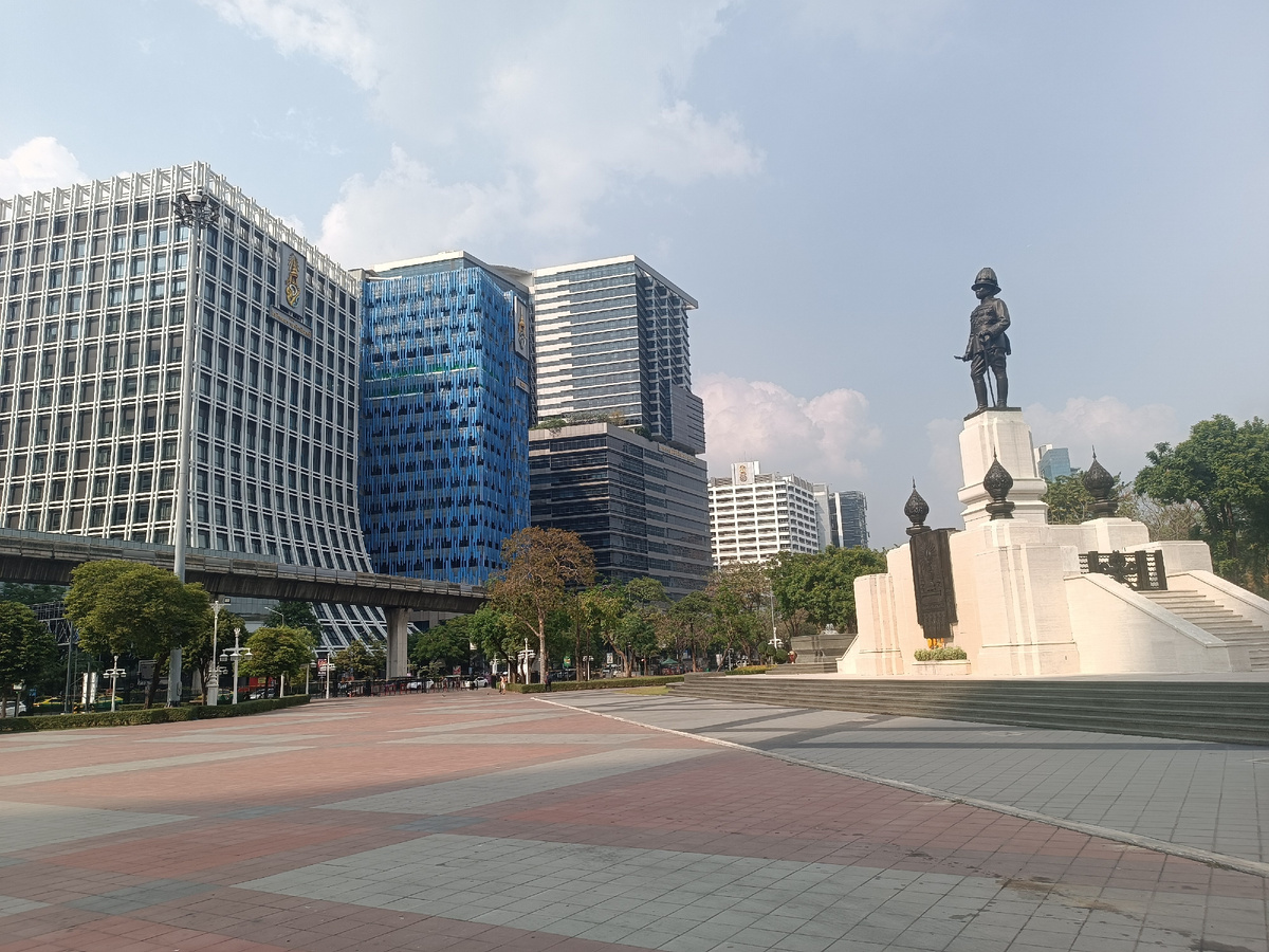 Памятник королю Раме VI у центрального входа в парк, мы там вышли 