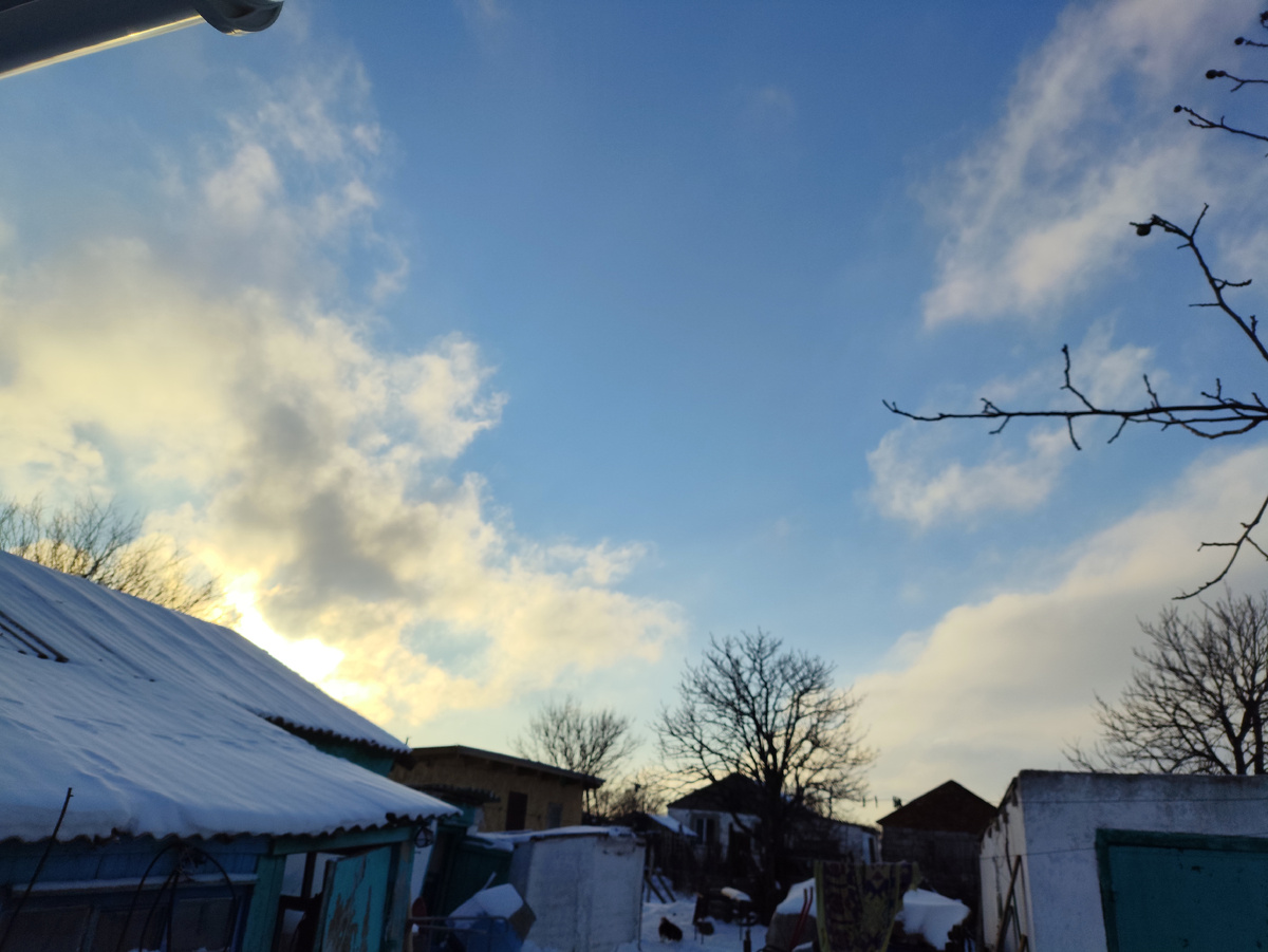 А вот и солнышко. Правда вместе с ним и облачка набегают...