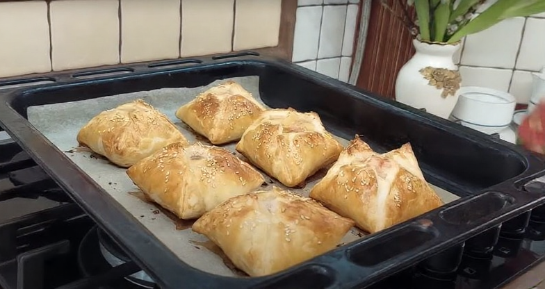 Ленивые курники из слоёного теста: мой рецепт для сытого обеда на всю неделю