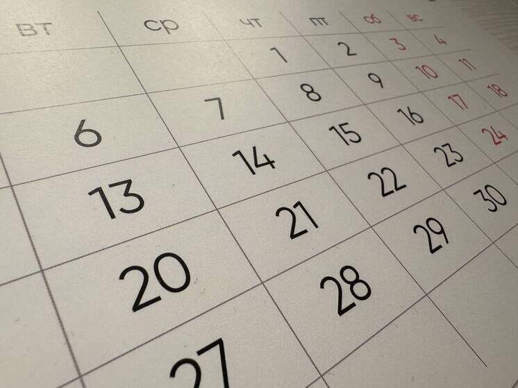     Всего дизайнерам нужно подготовить не менее 20 эскизов будущих календарей за месяц. Фото: архив «МК в Питере».