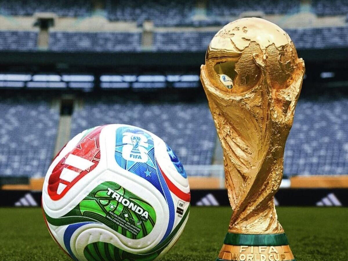    Мяч и трофей ЧМ-2026 | © Соцсети турнира