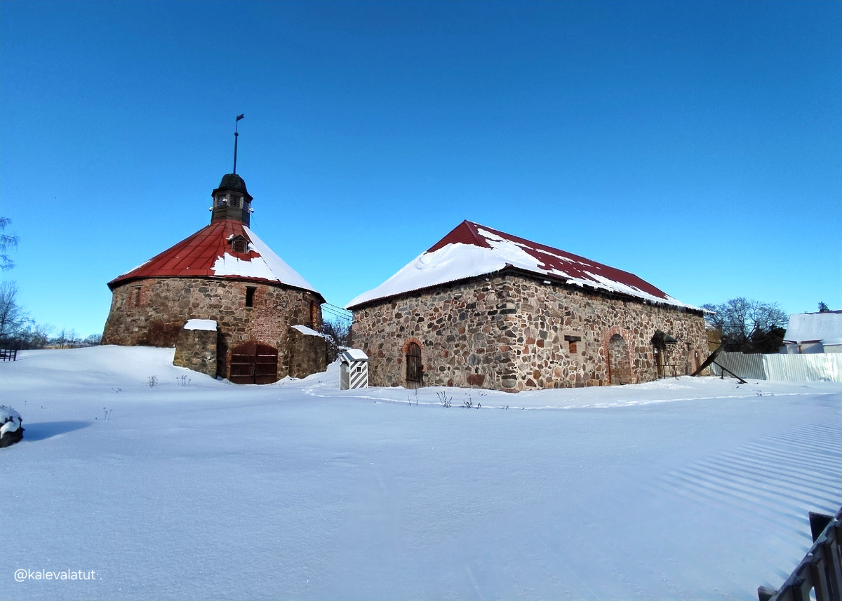 Круглая башня и Старый Арсенал в крепости Корела