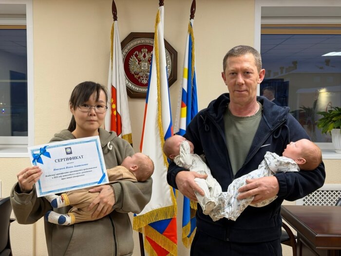 Счастливой семье осталось придумать куда в арктическом селе Илирней можно ездить на автомобиле / Фото: телеграм-канал Владислав Кузнецов