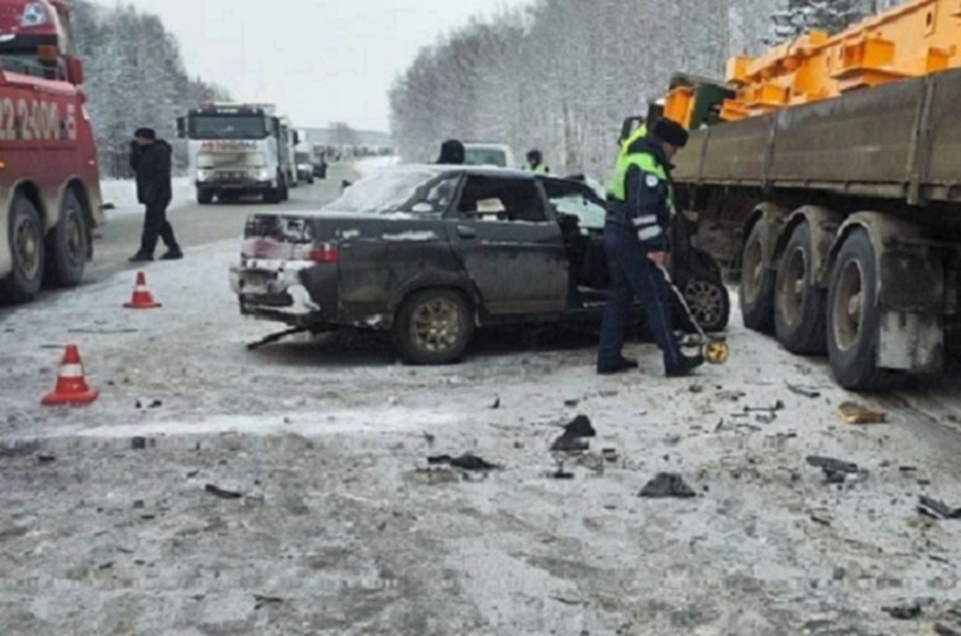   В ДТП погиб 36-летний водитель легковушки. Фото: региональная Госавтоинспекция