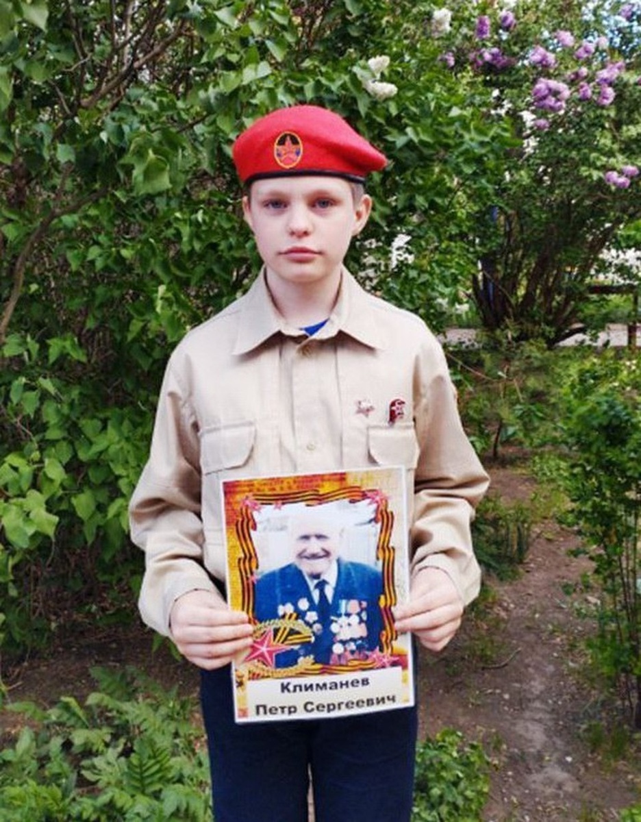    Артем Климанев с портретом своего прадедушки. Фото: «Связующая нить»