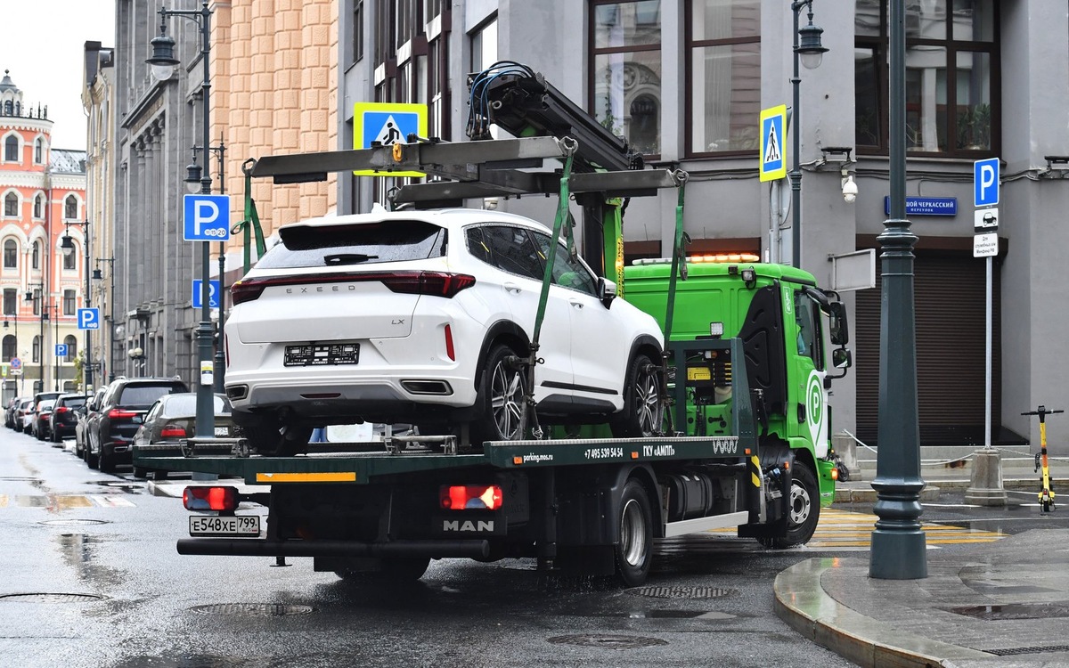    Автомобили без номеров эвакуируют для полицейской проверки